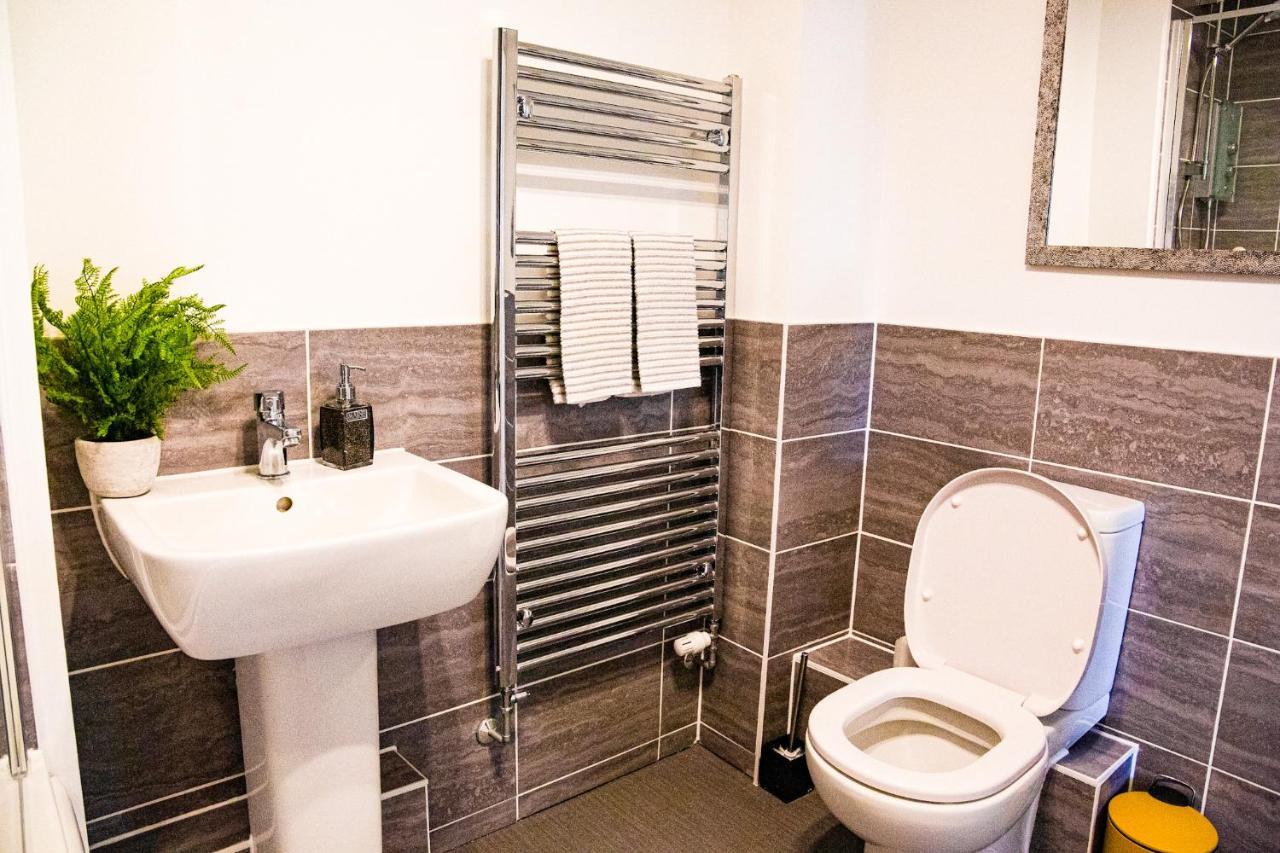 A Luxury 2 Bedroom Apartment With 2 Free Parking Chatham  Exterior photo