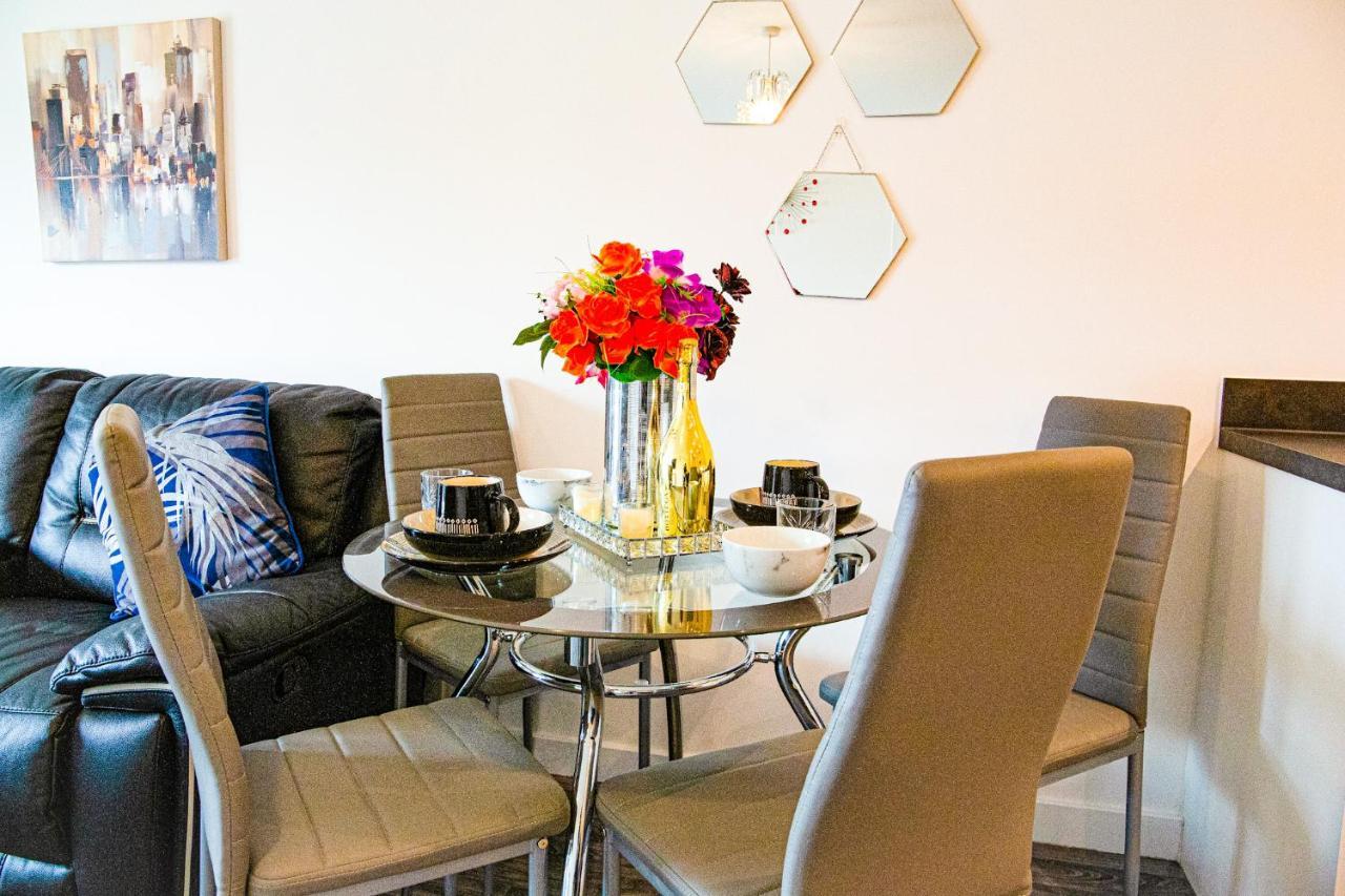 A Luxury 2 Bedroom Apartment With 2 Free Parking Chatham  Exterior photo
