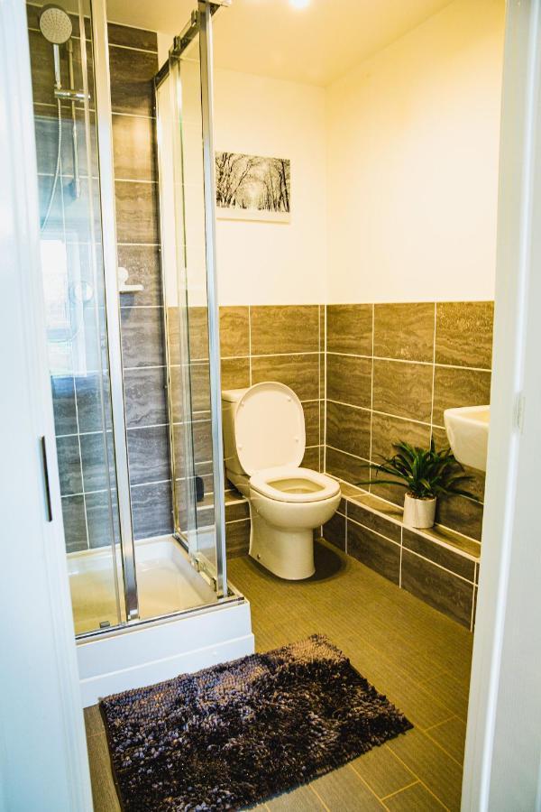 A Luxury 2 Bedroom Apartment With 2 Free Parking Chatham  Exterior photo
